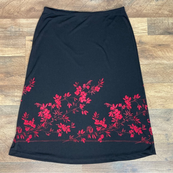 Express Black Skirt w/ Red Flowers Size M - Picture 3 of 8